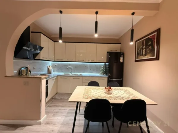 Tirane, jepet me qera apartament 2+1 Kati 7, 100 m² 900 € (Rruga Medar Shtylla bot134731)