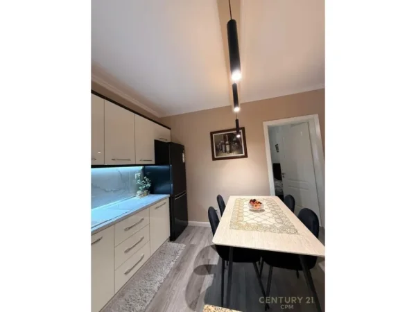 Tirane, jepet me qera apartament 2+1 Kati 7, 100 m² 900 € (Rruga Medar Shtylla bot134731)