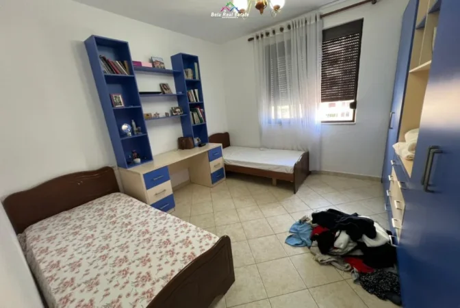 Tirane, jepet me qera apartament 3+1 Kati 5, 130 m² 780 € (Rruga Asim vokshi)