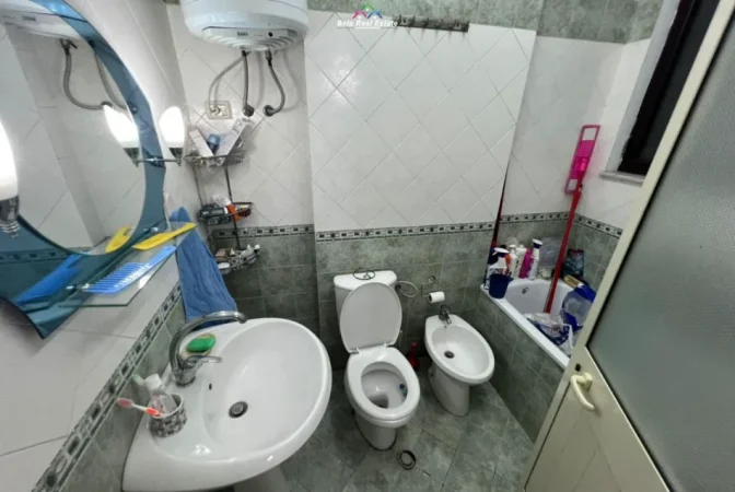 Tirane, jepet me qera apartament 3+1 Kati 5, 130 m² 780 € (Rruga Asim vokshi)