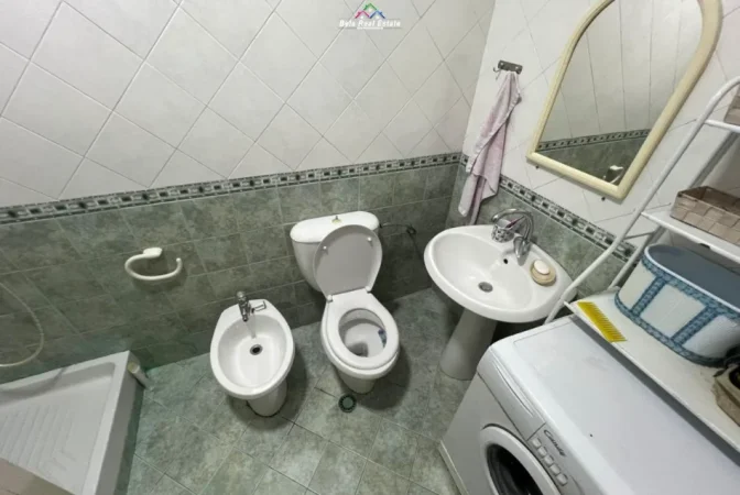 Tirane, jepet me qera apartament 3+1 Kati 5, 130 m² 780 € (Rruga Asim vokshi)