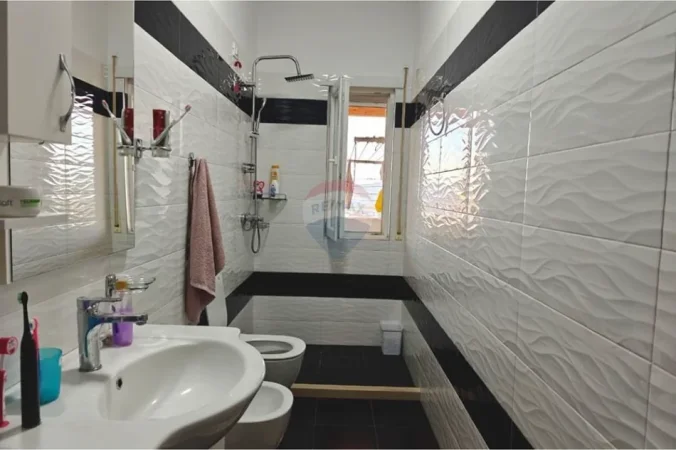 Tirane, shitet apartament 3+1 Kati 5, 246 m² 232.000 € (Linze)