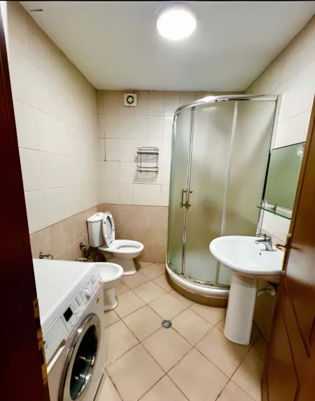 Tirane, jepet me qera apartament 1+1+Ballkon Kati 2, 69 m² 550 € (Bryli (Përballë Pasticeri Tito))