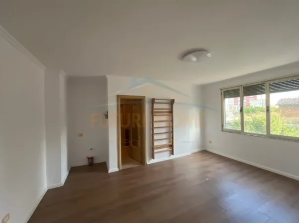 Durres, jepet me qera ambjent biznesi , 72 m² 500 € (Prane Tatimeve, Durres)