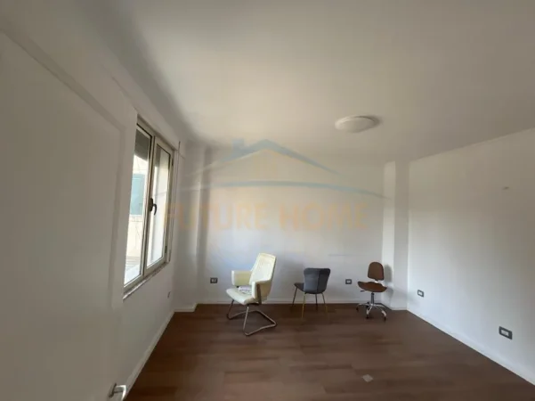 Durres, jepet me qera ambjent biznesi , 72 m² 500 € (Prane Tatimeve, Durres)