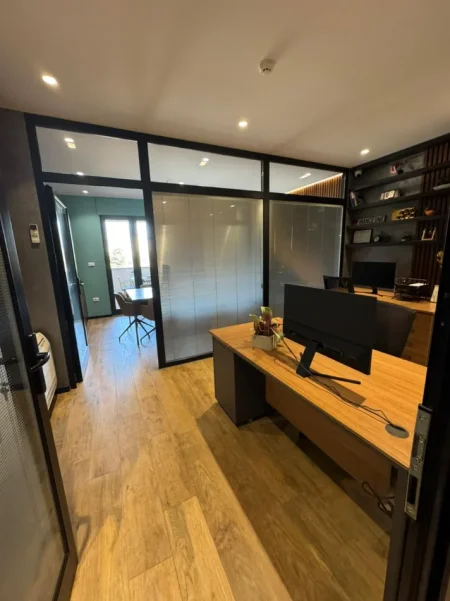 Tirane, jepet me qera zyre Kati 8, 200 m² 4.000 € (RRUGA IBRAHIM RRUGOVA)