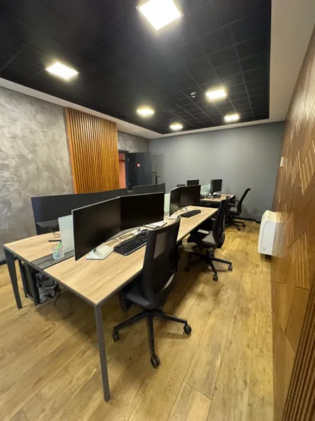 Tirane, jepet me qera zyre Kati 8, 200 m² 4.000 € (RRUGA IBRAHIM RRUGOVA)