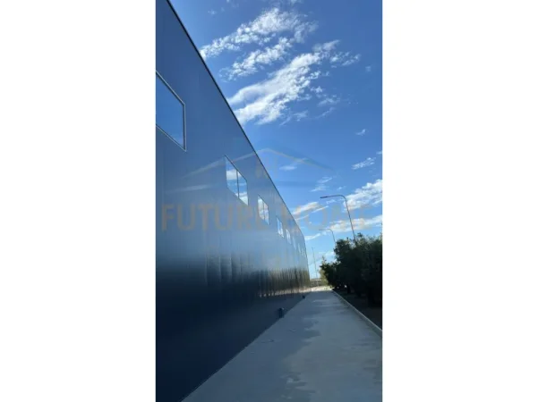 Durres, jepet me qera ambjent biznesi Kati 0, 2.700 m² 6.000 € (Shenavlash, Durres.)