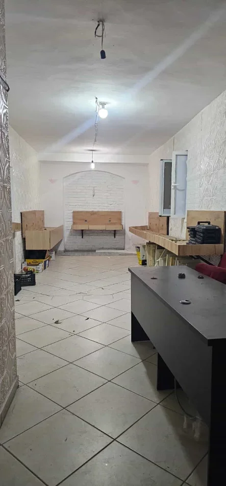 Tirane, jepet me qera dyqan Kati 1, 50 m² 520 € (Rruga Muhamet Gjollesha)