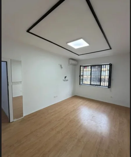Tirane, jepet me qera zyre Kati 1, 50 m² 650 € (RRUGA E DURRESIT)