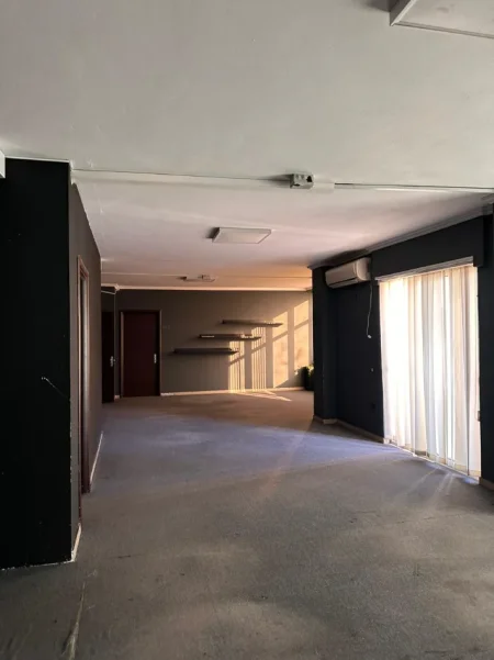 Tirane, jepet me qera zyre Kati 3, 585 m² 6.000 € (RRUGA E KAVAJES)