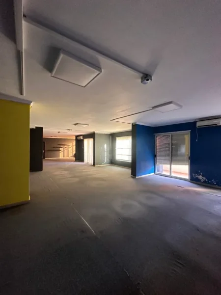 Tirane, jepet me qera zyre Kati 3, 585 m² 6.000 € (RRUGA E KAVAJES)