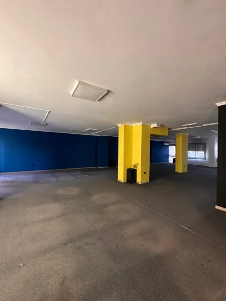 Tirane, jepet me qera zyre Kati 3, 585 m² 6.000 € (RRUGA E KAVAJES)