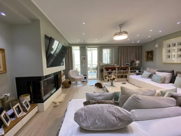 Tirane, shes apartament 3+1 Kati 5, 203 m² 650.000 € (liqeni i thate)