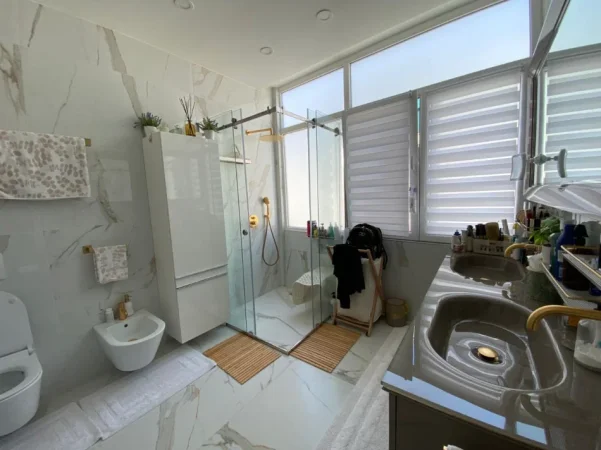 Tirane, shes apartament 3+1 Kati 5, 203 m² 650.000 € (liqeni i thate)