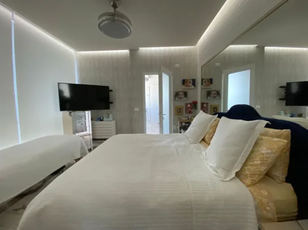 Tirane, shes apartament 3+1 Kati 5, 203 m² 650.000 € (liqeni i thate)