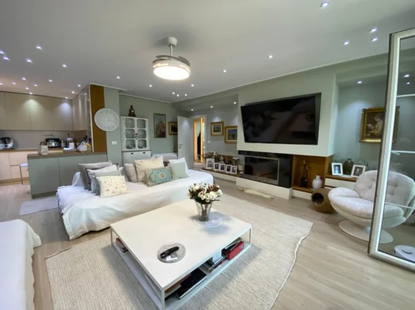 Tirane, shes apartament 3+1 Kati 5, 203 m² 650.000 € (liqeni i thate)