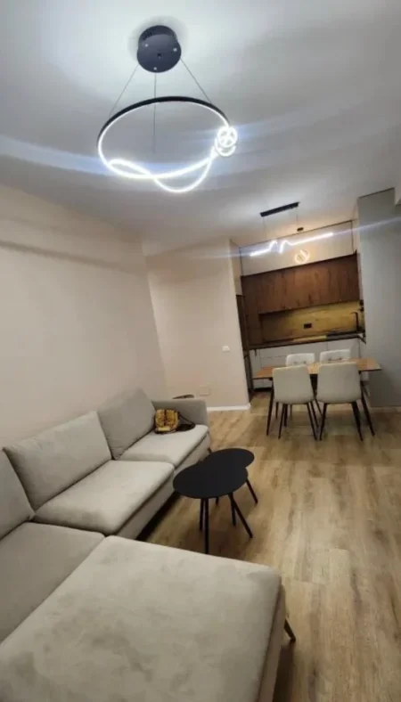 Tirane, jepet me qera apartament 2+1+Ballkon Kati 8, 93 m² 510 € 