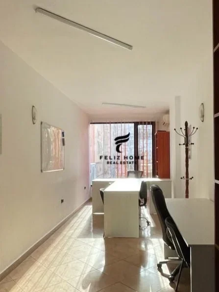 Tirane, jepet me qera zyre Kati 1, 20 m² 350 € (SHESHI WILLSON)
