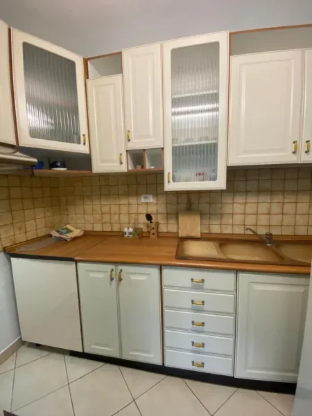 Tirane, jepet me qera apartament 1+1 Kati 3, 70 m² 500 € (Delijorgji)