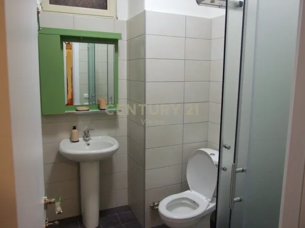 Shkoder, jepet me qera apartament 1+1 Kati 3, 65 m² 350 € (qender pas teatrit)