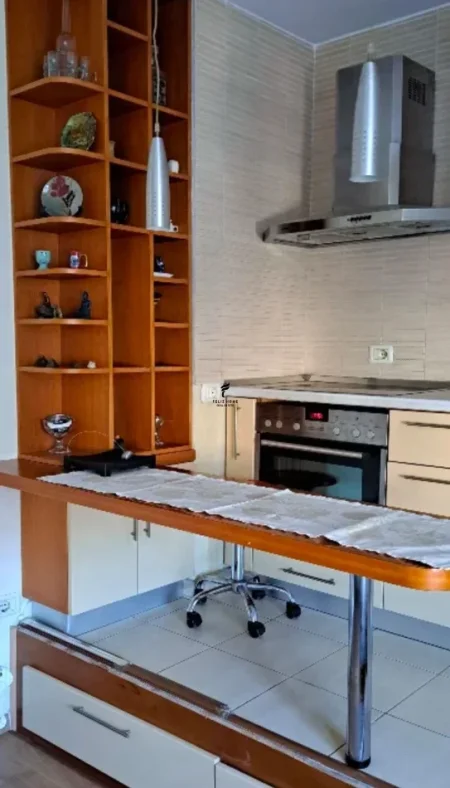 Tirane, jepet me qera apartament 1+1 Kati 6, 60 m² 550 € (KOMUNA E PARISIT)