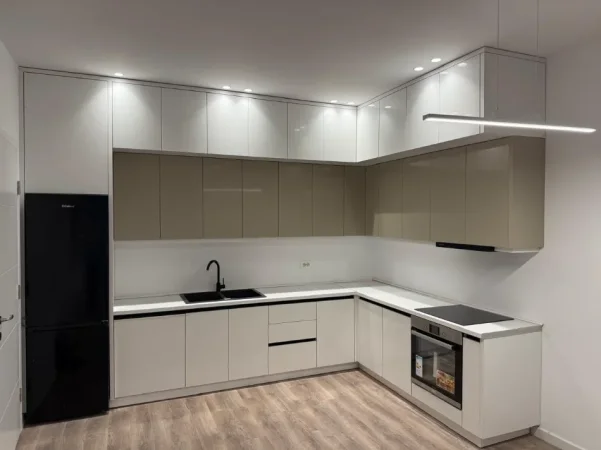 Tirane, jepet me qera apartament 1+1 Kati 2, 81 m² 730 € (Rruga 5 Maj)