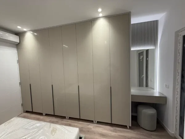 Tirane, jepet me qera apartament 1+1 Kati 2, 81 m² 730 € (Rruga 5 Maj)