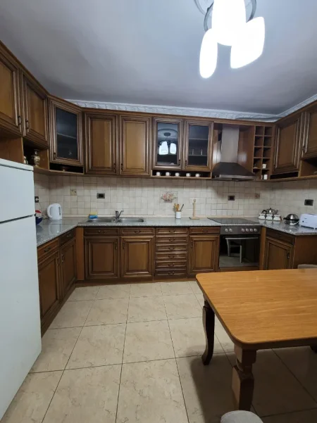 🏠 APARTAMENT 2+1 ME QIRA – QENDER , RRUGA FORTUZI , 650 EURO