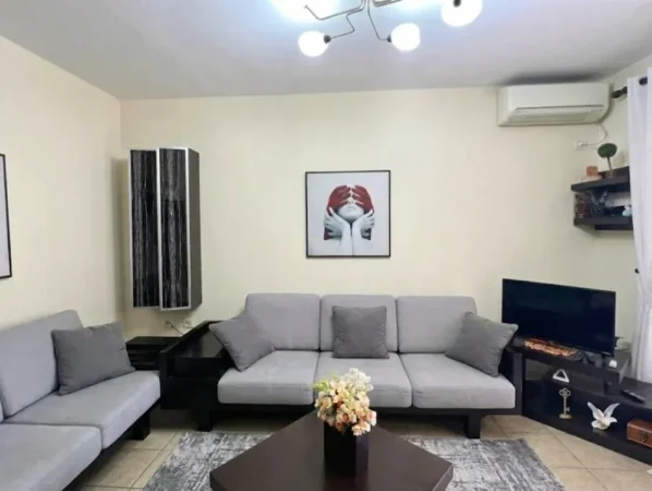 Tirane, jepet me qera apartament 1+1+Aneks+Ballkon Kati 2, 60 m² 450 € (rruga ali demi , tregu elektrik)