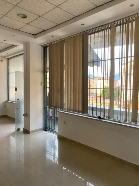 Tirane, jepet me qera ambjent biznesi Kati 2, 66 m² 600 € (Rruga e Dibres)