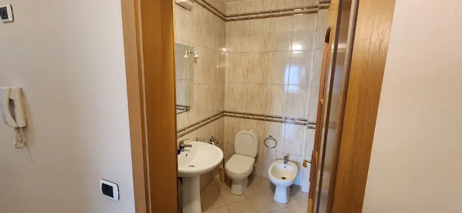 Tirane, jepet me qera apartament 2+1+Ballkon Kati 6, 104 m² 850 € (Blloku)