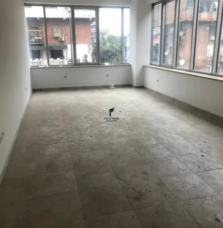 Tirane, jepet me qera zyre Kati 2, 52 m² 700 € (KOMUNA E PARISIT)