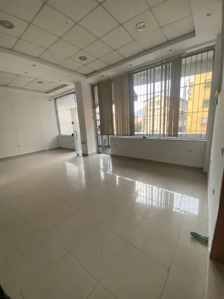 Tirane, shitet ambjent biznesi Kati 2, 66 m² (Rruga e Dibres)