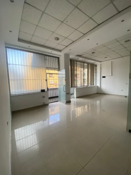 Tirane, shitet ambjent biznesi Kati 2, 66 m² (Rruga e Dibres)