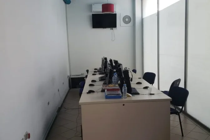 Tirane, jepet me qera dyqan Kati 0, 55 m² 700 € (QENDER)
