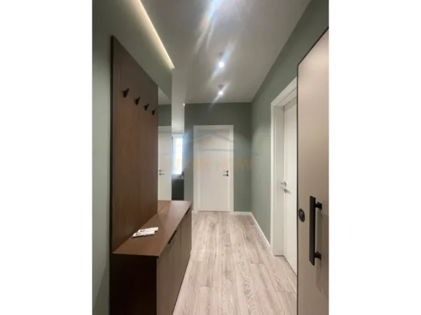 Tirane, jepet me qera apartament 1+1+Ballkon Kati 5, 75 m² 800 € (Mine Peza, Rezidenca Golden Tower)