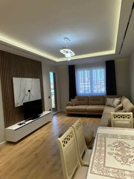 Shqiperi, jepet me qera apartament 2+1+Ballkon Kati 3, 100 m² 700 € (paskuqan)