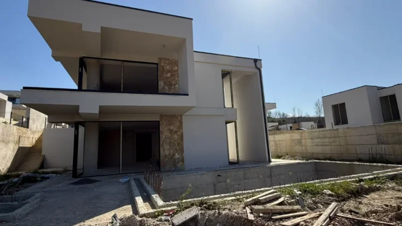 Tirane, shitet Vile 3+1+Aneks+Ballkon Kati 1, 864 m² 750.000 € (Farke)