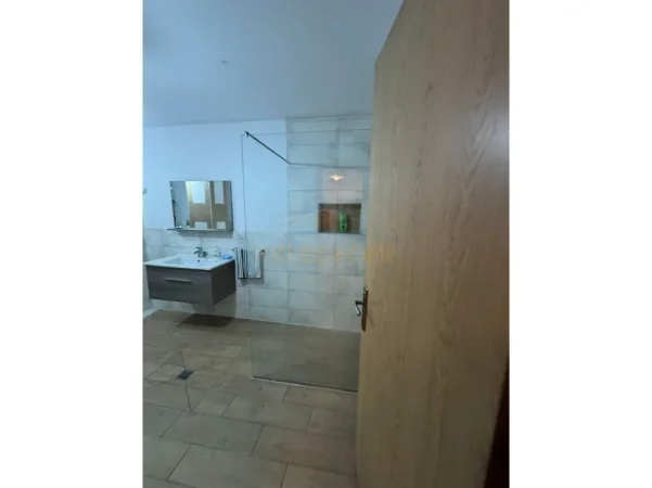 Tirane, shitet apartament 2+1+Ballkon Kati 5, 95 m² 130.000 € (Unaza e Re)