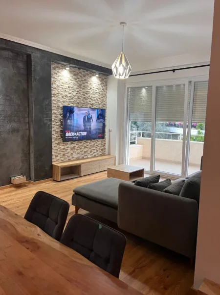 Tirane, jepet me qera apartament 2+1+Ballkon Kati 3, 108 m² 850 € (Apartament 2+1+2+Parking Per Qera Kopshti Botanik Plotesisht I Mobiluar)