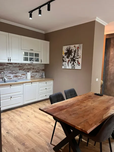 Tirane, jepet me qera apartament 2+1+Ballkon Kati 3, 108 m² 850 € (Apartament 2+1+2+Parking Per Qera Kopshti Botanik Plotesisht I Mobiluar)