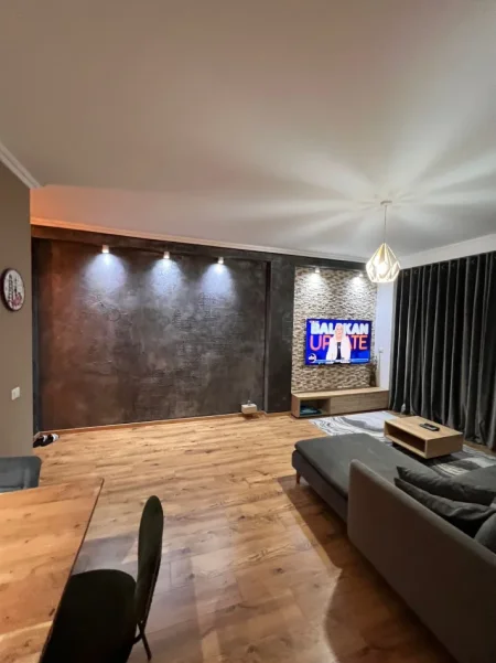 Tirane, jepet me qera apartament 2+1+Ballkon Kati 3, 108 m² 850 € (Apartament 2+1+2+Parking Per Qera Kopshti Botanik Plotesisht I Mobiluar)