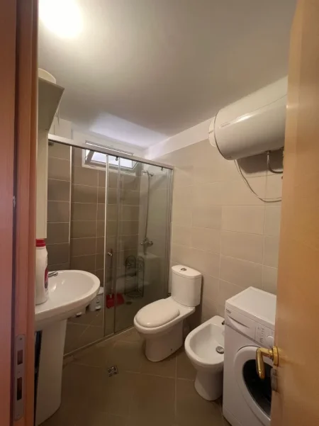 Tirane, jepet me qera apartament 2+1+Ballkon Kati 3, 108 m² 850 € (Apartament 2+1+2+Parking Per Qera Kopshti Botanik Plotesisht I Mobiluar)