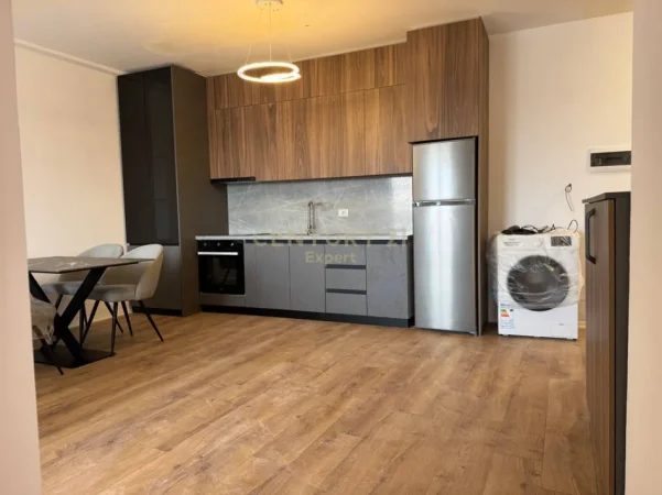 Tirane, jepet me qera apartament 1+1+Ballkon Kati 7, 85 m² 700 € (jordan misja)