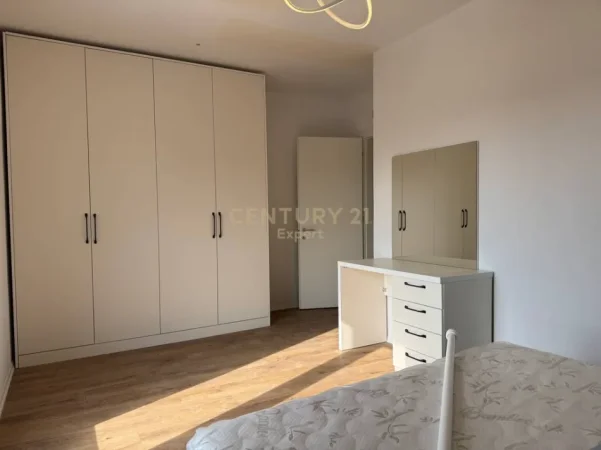 Tirane, jepet me qera apartament 1+1+Ballkon Kati 7, 85 m² 700 € (jordan misja)