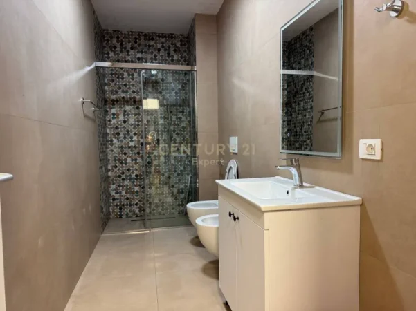 Tirane, jepet me qera apartament 1+1+Ballkon Kati 7, 85 m² 700 € (jordan misja)