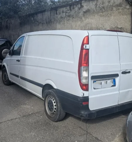 Tirane, shes Furgon mercedes benz Nafte, e bardhë 294.000 km 5.500 €
