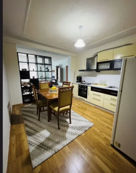 Tirane, jepet me qera apartament 1+1+Ballkon Kati 4, 80 m² 700 € (RRUGA E KOSOVAREVE)