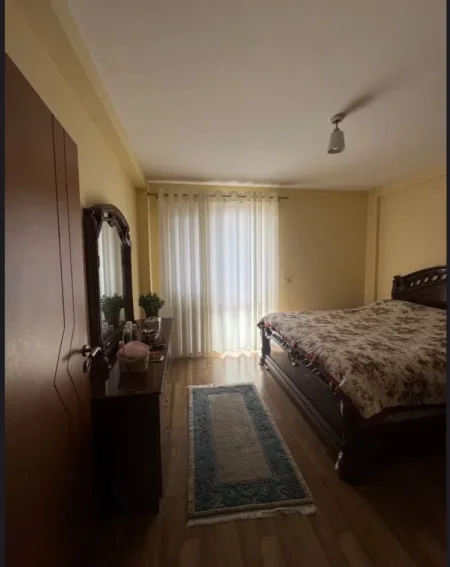 Tirane, jepet me qera apartament 1+1+Ballkon Kati 4, 80 m² 700 € (RRUGA E KOSOVAREVE)